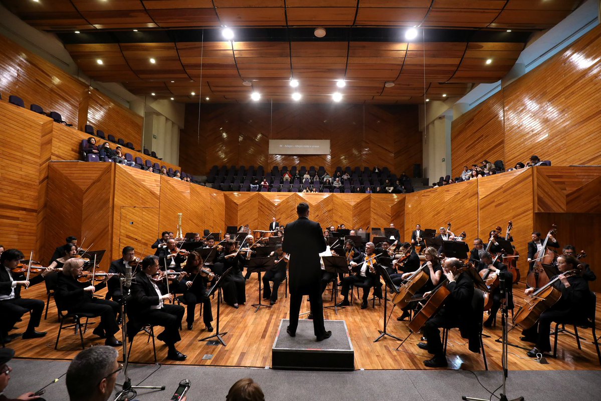 OSEMoficial's tweet photo. Agradecemos al público que nos acompañó está noche en la Sala Felipe Villanueva en un gran concierto bajo la batuta de nuestro director, @maciasrodrigo_ 
Aplausos a la soprano, Eugenia Garza por su extraordinaria interpretación de “La canzone dei ricordi” en este #Programa5 https://t.co/SrfL0fo0hy