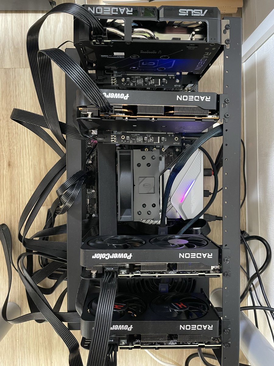 printedmodels's tweet photo. とりあえずRX9060 x4をCPU直結のPCIeに無理やりつけた。 https://t.co/01Mq8kXfaG