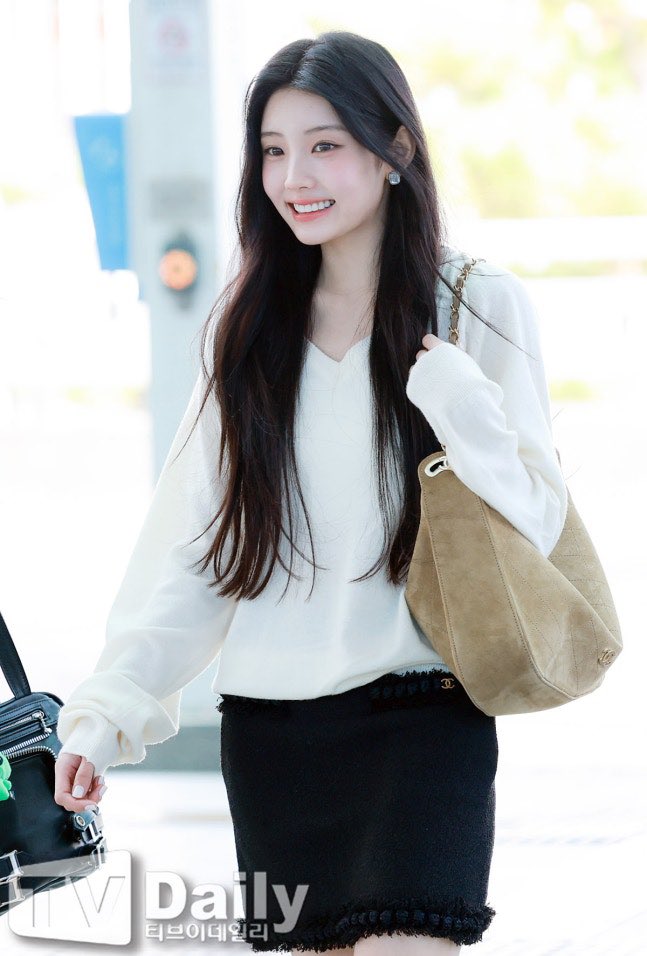 1eezihee's tweet photo. 선넘게예쁨.. https://t.co/PqqFFxLqhA
