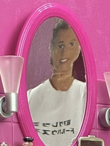 MARBAdollhouse's tweet photo. ハーイ！超アグ不動産のKENデス！

マゼンタ壁、ついに完成～✨
Barbie家具とよく合うと思う！
僕がどこにいるか分かるかな？
アハハ✨ https://t.co/RFMrHYkDrA