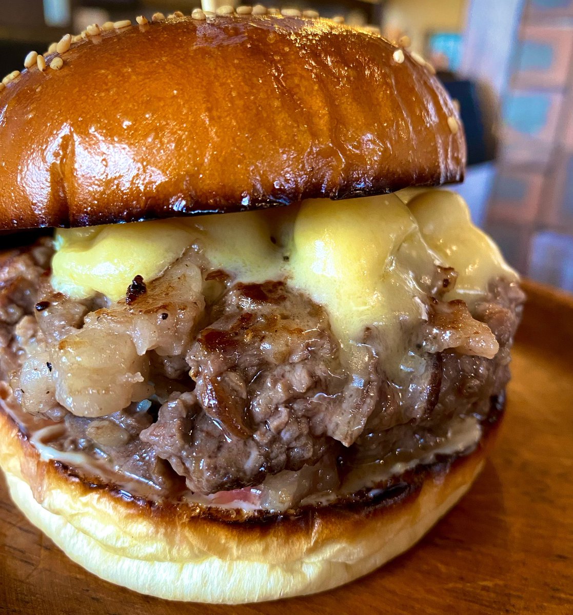 gourmetroad5's tweet photo. 三重県鈴鹿市にあるお店「Gravy Burger」の、北海道産の未来とかち牛のもも肉を200g使用した10月限定のマンスリーバーガー「シンガレア」✨ https://t.co/o36apyE2UR