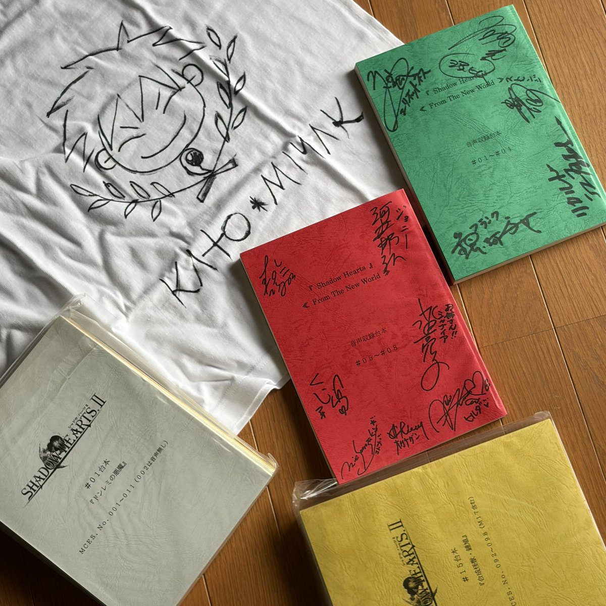 piyoko201903's tweet photo. 昨夜某所で話題に出たシャドウハーツ
イラコンでいただいたゲームの台本と、メインイラストレーターの加藤美也子さん手書きイラスト入りTシャツ
墓まで持ってくやつ。
どんなイラスト応募したか、データ焼いたCDはあるはずなんだがデータ生きてるかな… https://t.co/QjPok5qovO