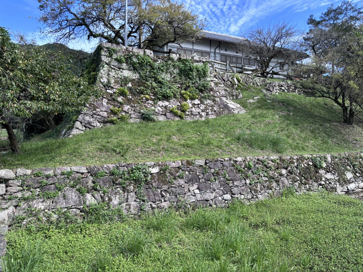 SiloVine's tweet photo. 筑前・秋月城なう

秋月氏がこの辺りに居を構えたというが見つかっていない。今残る秋月城は福岡藩の支藩として黒田氏の支流が整えたもの。
現在、城地は中学校となっているが、長屋門と黒門が現存し、一部は公開されている。
武家屋敷など町並も見どころ

櫓跡、石垣と瓦坂(本来の大手)
長屋門、黒門 https://t.co/ELmDAP44MT