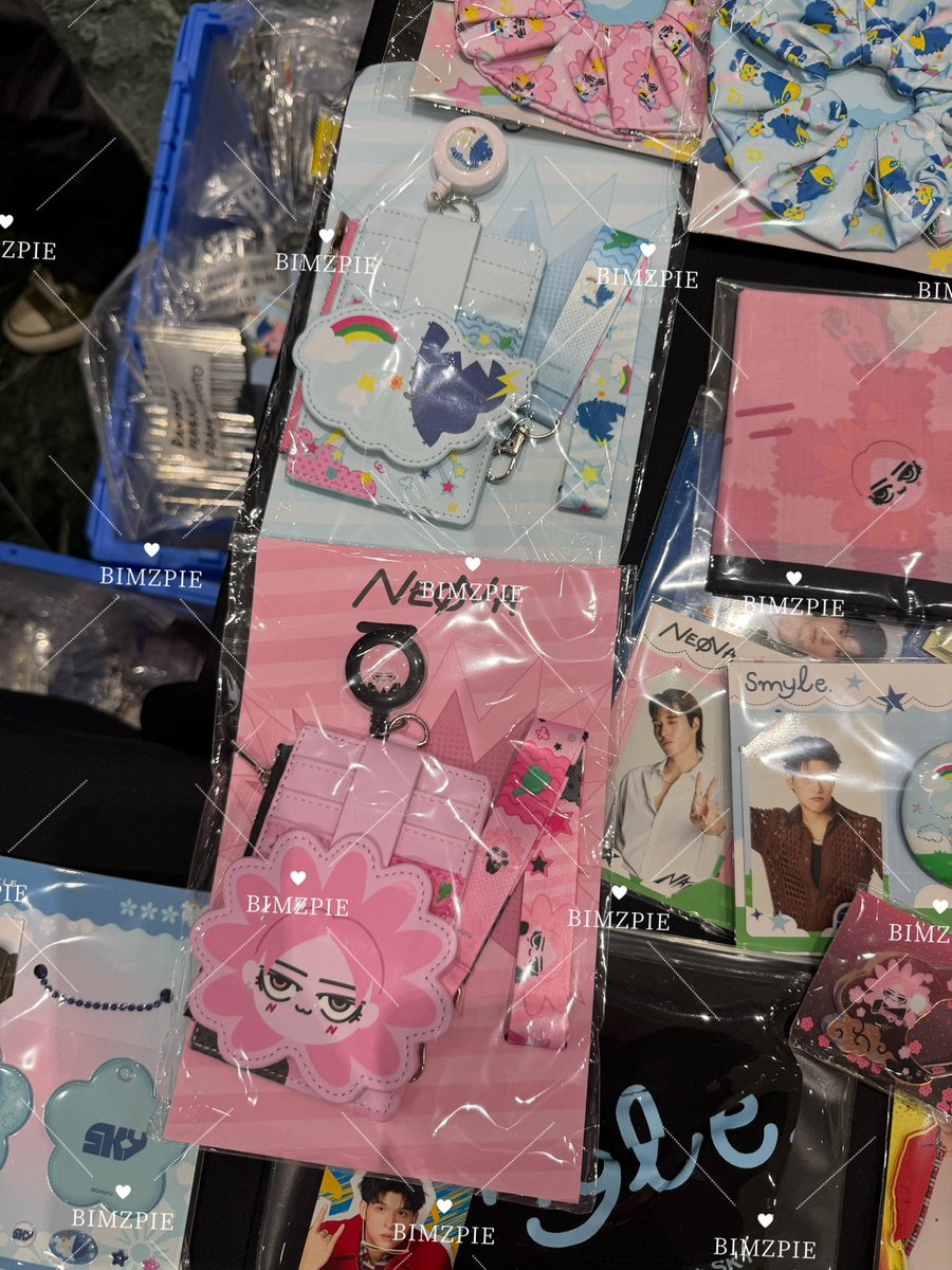 bimzpie's tweet photo. card holder สไมล์นีออนน่าที่หาไม่ได้แล้วที่ไทย พี่เก็บมาขายที่ญี่ปุ่นเองหรอ y______y https://t.co/IQv6dT50sv