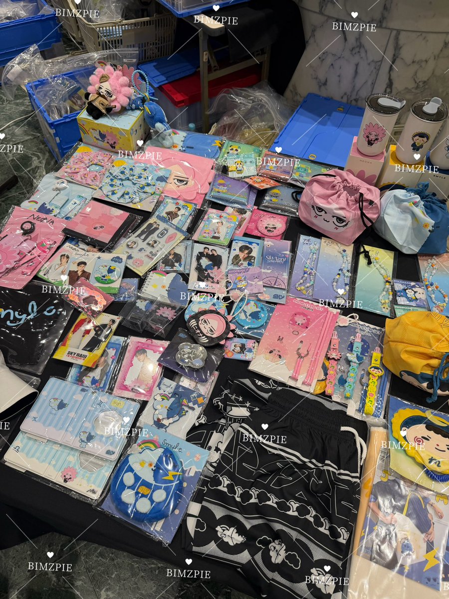bimzpie's tweet photo. card holder สไมล์นีออนน่าที่หาไม่ได้แล้วที่ไทย พี่เก็บมาขายที่ญี่ปุ่นเองหรอ y______y https://t.co/IQv6dT50sv