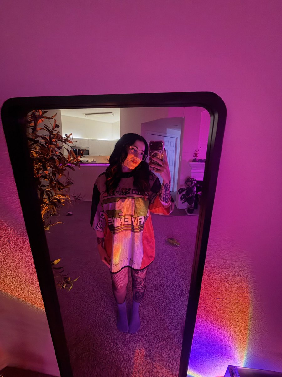 DeJenQueen's tweet photo. hiiigh I’m live ✨ s/o to the amazing person who got me this @SUICIDEBOYS merch at their Chicago show I’m in loveeee 😻 https://t.co/Md81LhD9j8 https://t.co/QVQmKPYsX5