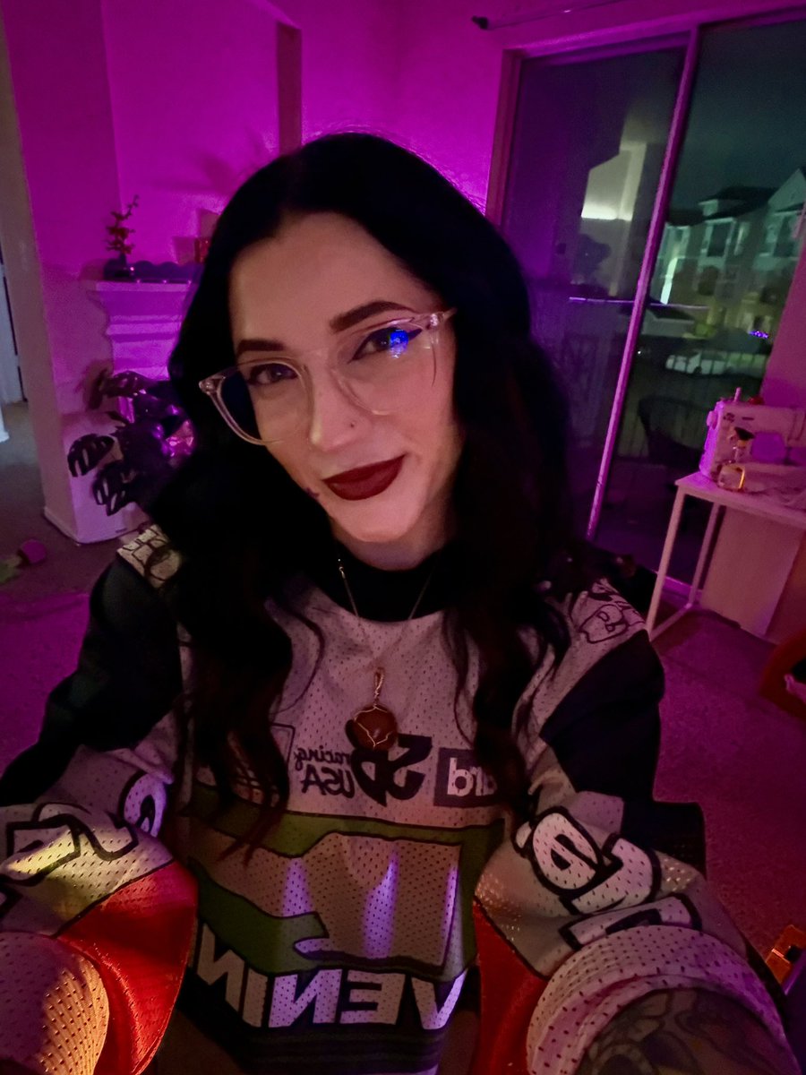 DeJenQueen's tweet photo. hiiigh I’m live ✨ s/o to the amazing person who got me this @SUICIDEBOYS merch at their Chicago show I’m in loveeee 😻 https://t.co/Md81LhD9j8 https://t.co/QVQmKPYsX5