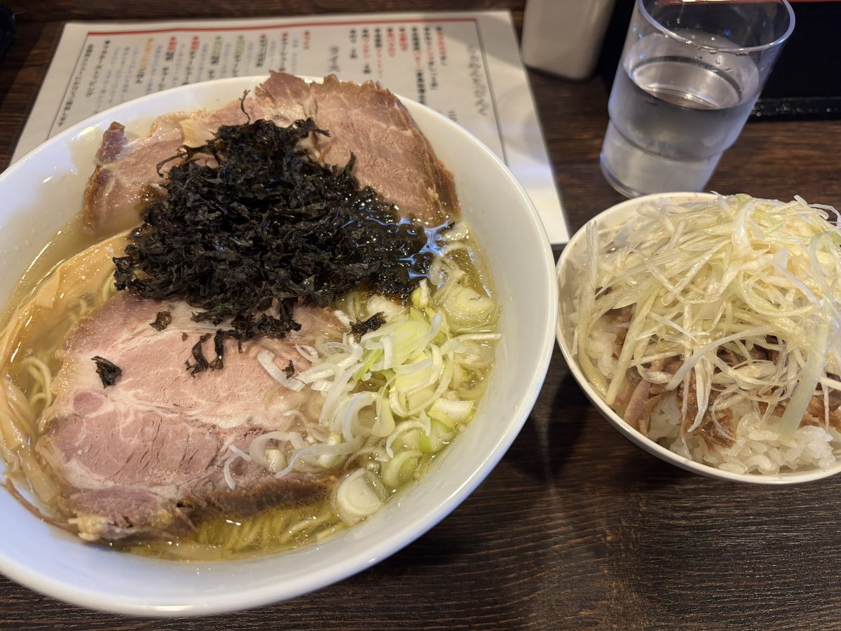 DA_unoff's tweet photo. 磯しおちゃーしゅーめん🍜＆白たれねぎチャーシュー丼

黒バラのりがふわっと効いて、塩に深みと磯の香りが広がる…

まろやかな塩味が地鶏スープに優しく溶けて、ただただ旨い。

あっさりなのに満足感すごい一杯でした。
ごちそうさまでした🙏

#八戸市
#ラーメン
#麺晴天 https://t.co/GjbH8PZGXE