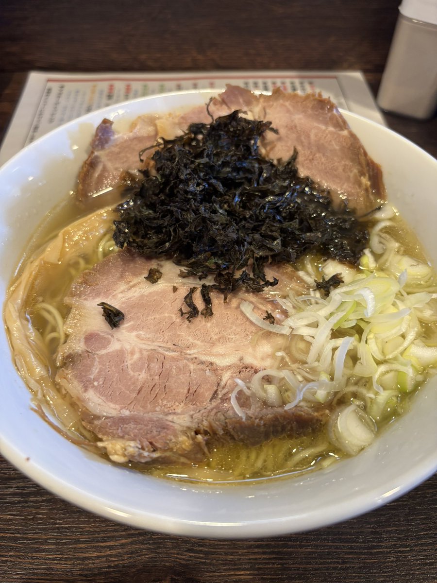 DA_unoff's tweet photo. 磯しおちゃーしゅーめん🍜＆白たれねぎチャーシュー丼

黒バラのりがふわっと効いて、塩に深みと磯の香りが広がる…

まろやかな塩味が地鶏スープに優しく溶けて、ただただ旨い。

あっさりなのに満足感すごい一杯でした。
ごちそうさまでした🙏

#八戸市
#ラーメン
#麺晴天 https://t.co/GjbH8PZGXE