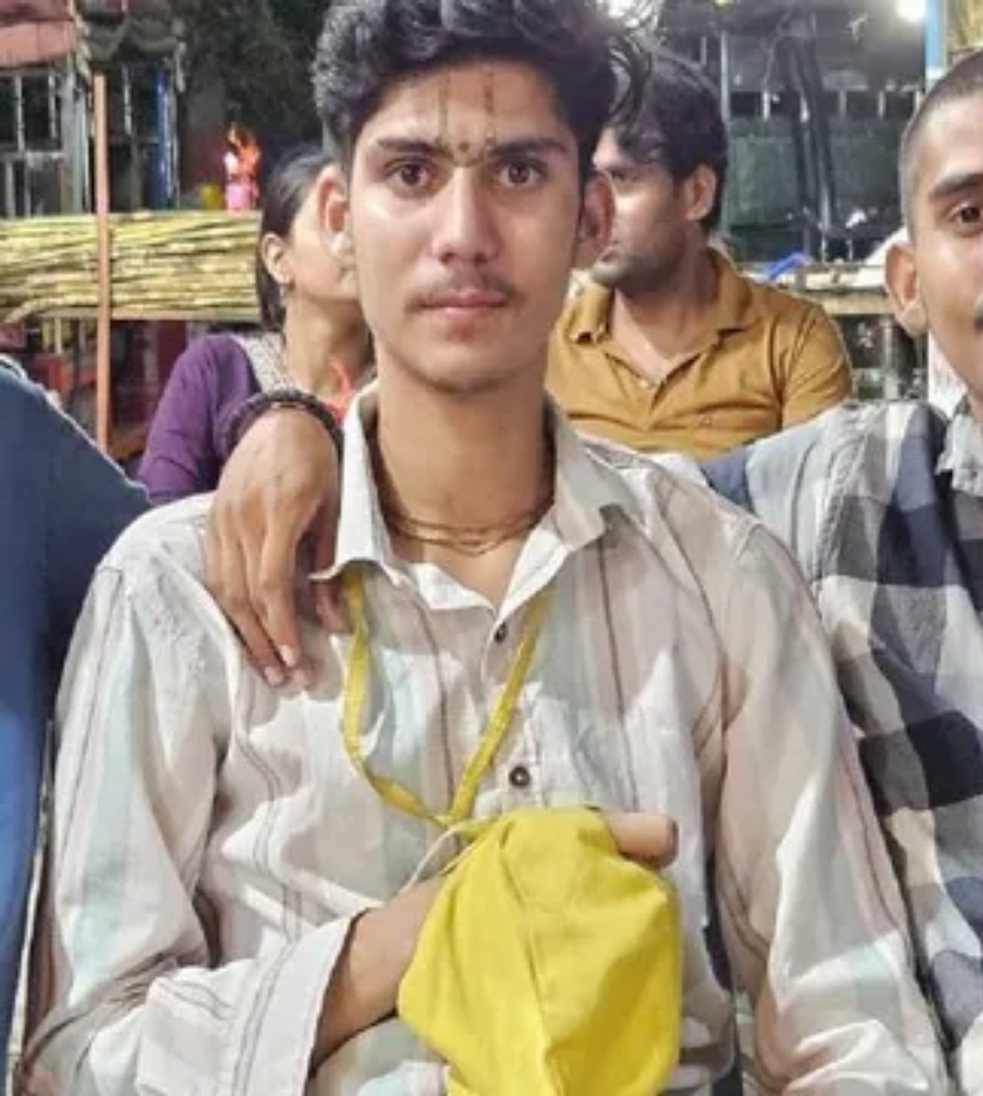 CptoneP's tweet photo. A father from Hathras, UP is claiming his 16 y/o son Anuj has gone missing after joining Premanand's Keli Kunj ashram.
Whenever he went to the ashram, they never allowed him to meet his only son.
First, a disciple jumped off from his ashram and now this, there's something very bad happening in Premanand's ashrams.