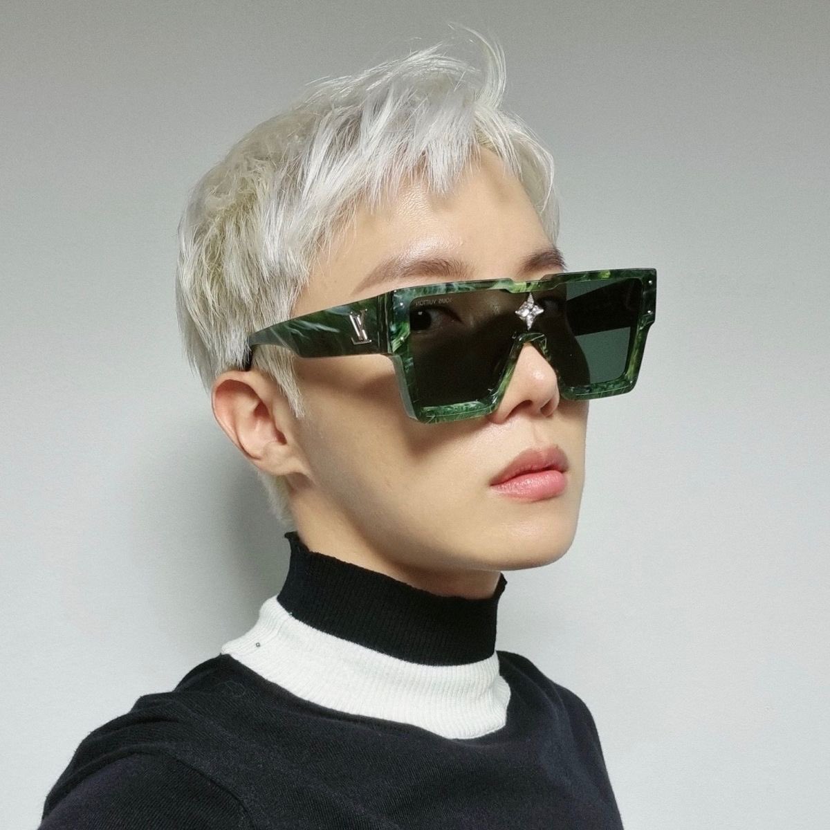 barbiehobis's tweet photo. the more evil, milfier, and richer version of platinum hoseok https://t.co/3Tue6wiUUJ