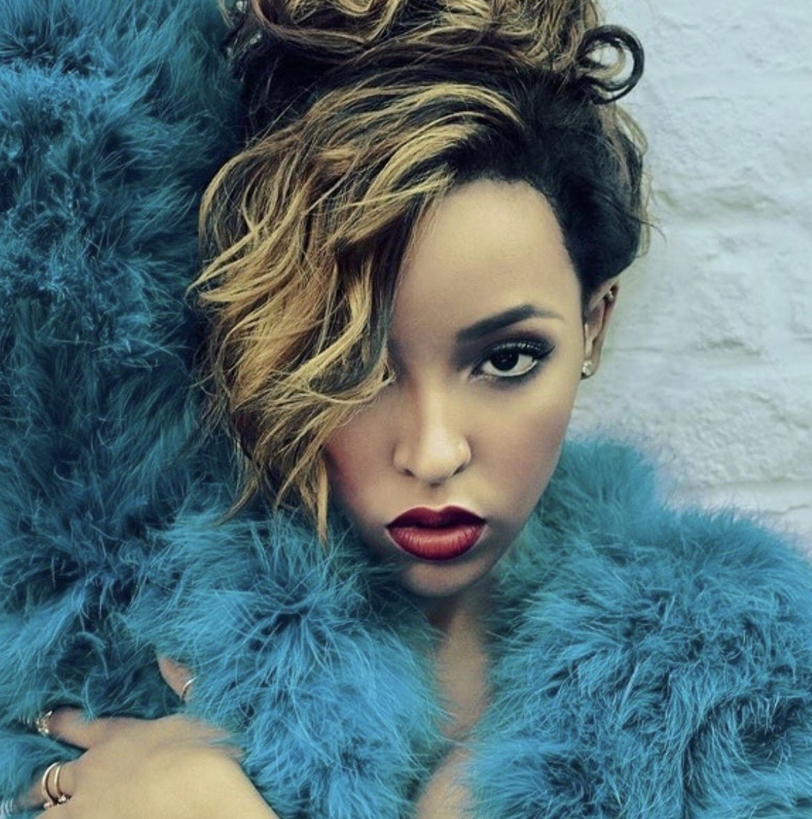 music__data's tweet photo. 12 years ago today, @Tinashe released her debut album 'Aquarius'

The LP debuted #17 on the Billboard 200 with 18K sold. It earned the Hot 100 top 40 hit ‘2 On’ and is eligible for @RIAA Gold. https://t.co/b1OHLDXjUk