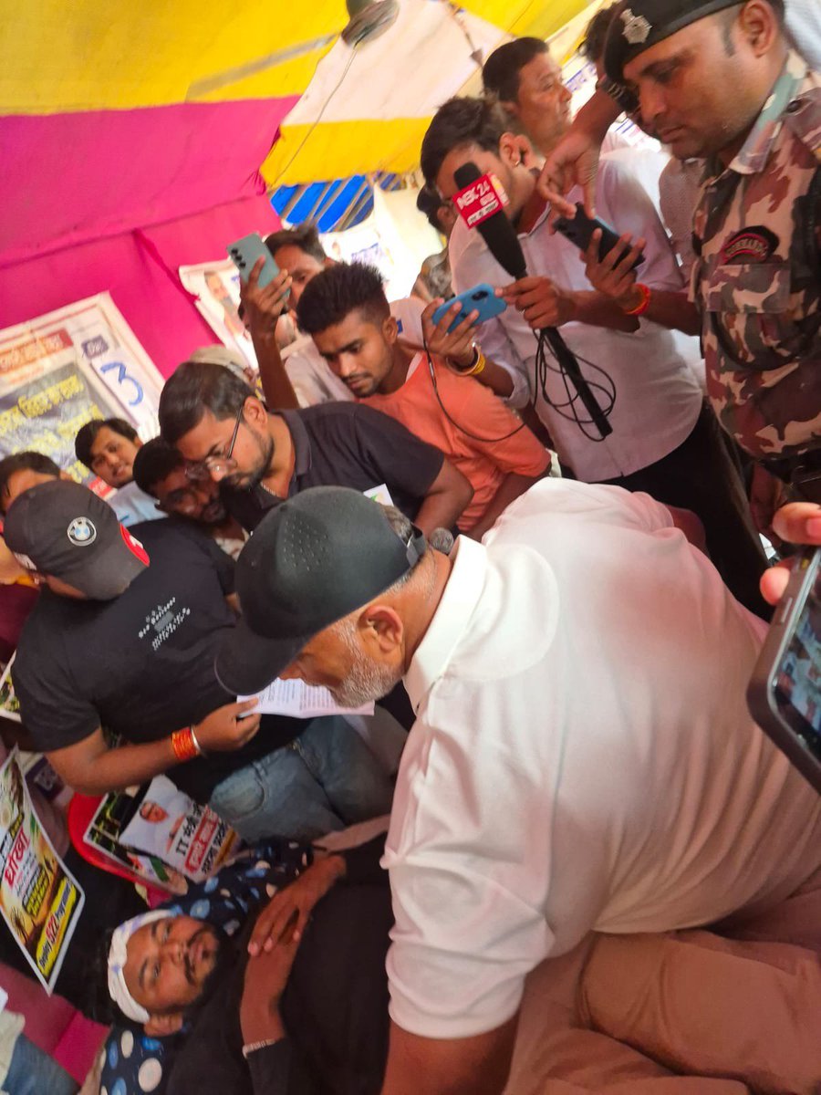 ankitkumar8987's tweet photo. 522 बेल्ट्रॉन प्रोग्रामर की मांग लेकर भूख हड़ताल पर बैठे दो प्रोग्रामर अभ्यर्थियों से पप्पू यादव ने की मुलाकात और उनके माँग से अवगत हुए। आशा ह कि 522 प्रोगामरों की सुनवाई जल्द होगी।बिहार सरकार से करबद्ध निवेदन है कि इन चयनित प्रोगामरों के साथ न्याय हो
@nitinmisra 
@officecmbihar https://t.co/6ljGJZ5UY1