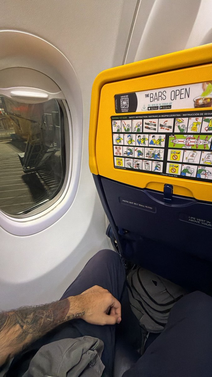 gonzalezcomz_'s tweet photo. Window seats and all this legroom? Nah, you used to be better, @Ryanair 🫣 https://t.co/IruCyBBfYd