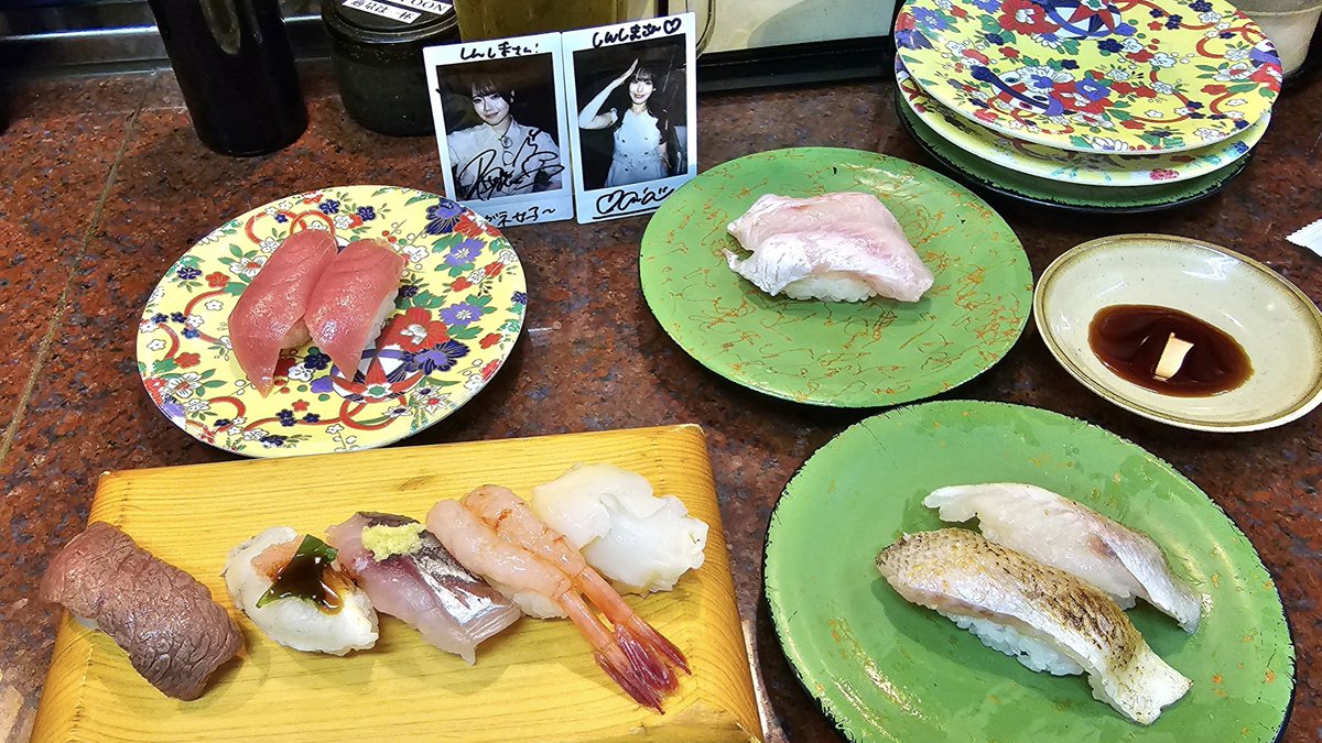 SMch77's tweet photo. カズオさんオススメの近江町市場の市場寿司行って生と炙りののどぐろ寿司と能登牛を味わうなど😊
#まりまりあのね
#れのちとおでかけ
#藤咲まりな
#槙宮令乃
#HelloYouth https://t.co/7fCVm919Qx