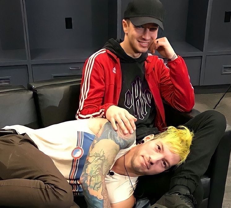 juanathema's tweet photo. it’s their day 👨‍❤️‍💋‍👨 https://t.co/ANRE7c4fbn