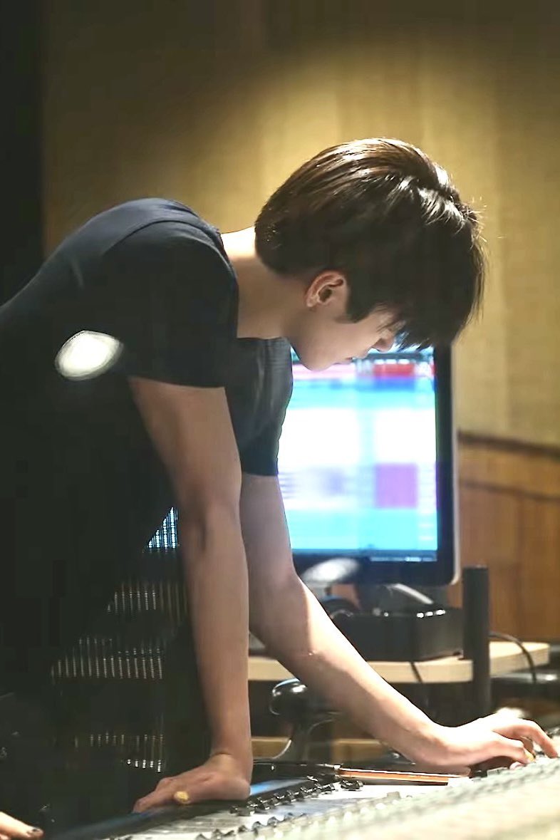 hyeonicats's tweet photo. brainrot keonhyeon producer x singer two tweets au https://t.co/g1heGtSDBF