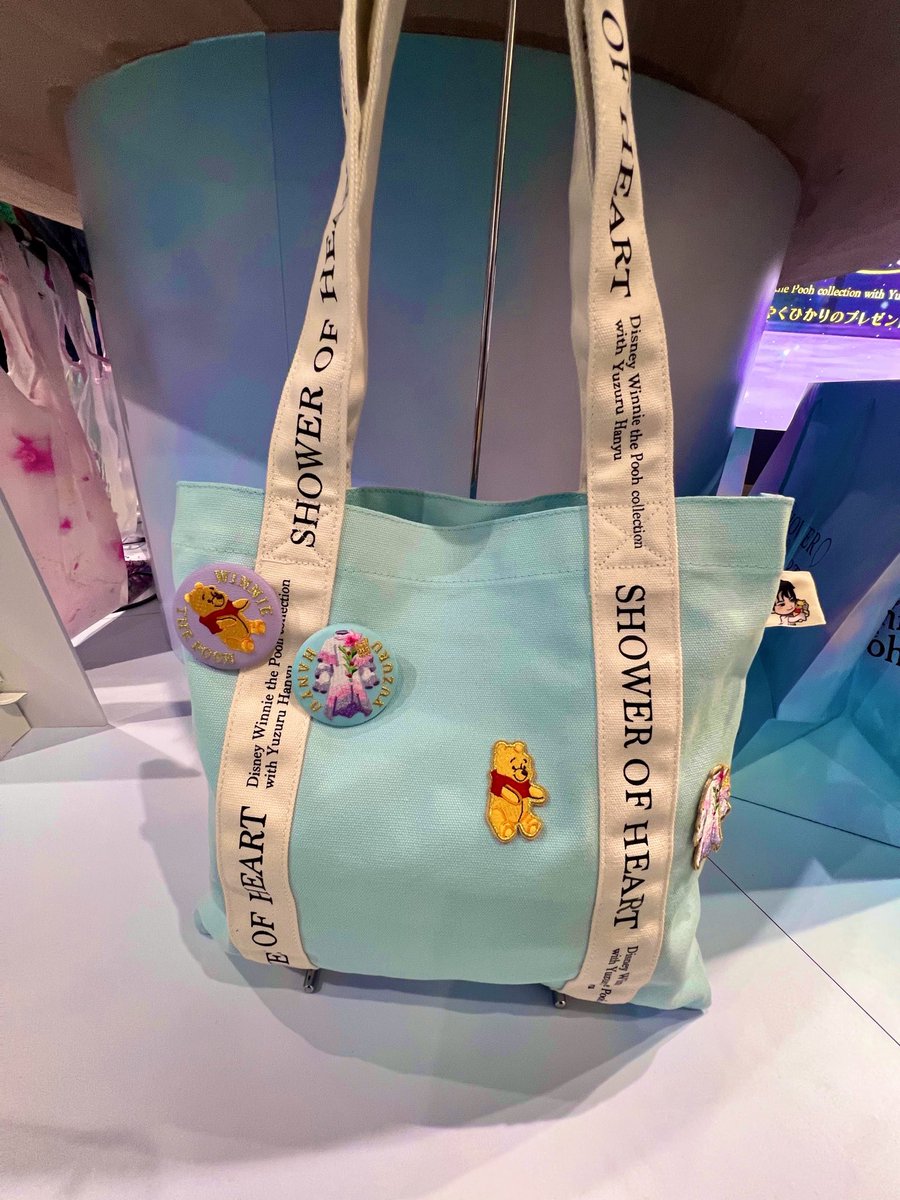yV8whDylQUeDpMv's tweet photo. このトートバッグはマジで可愛いよ🩵💙🩵
ちなみに、、缶バッジは大きめで綺麗な刺繍になってるの🤩
買うか、買わないか、、迷ってる貴方！貴女！
買いですぞ、、🤭🤣🤣🤣

#ディズニーファン祭り 
#シャワハー
#羽生結弦 https://t.co/sTU0YMaLH9