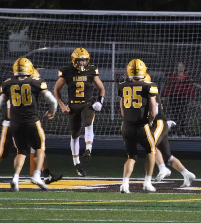 mason_matheny24's tweet photo. Week 7 got the W
Fs- 5 tackles, 1 big INT (3 on the season)
Qb- 10 yard passing Td, 19 rushing yards
https://t.co/1ccanRPHrW @Coach_Ramos32
@OHPrepVarsity @PrepRedzoneOH @CoachEnglish01 https://t.co/oBqxK0jdA0