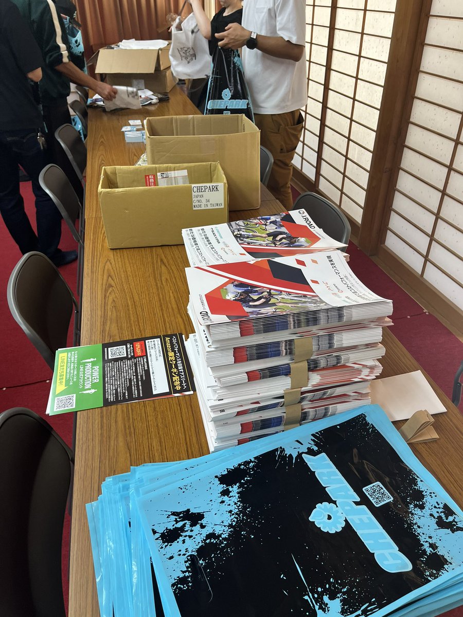 Pma1111's tweet photo. 今年も豪華な参加賞詰め始めました！
道路確認・ゼッケン参加賞詰め沢山の人が大会の準備をしてくれています💪

公式参加賞はトートにもなるサダxミネナップサック
かわいいね🫰
更に金券は去年から倍の500円x2としています
頂上でも下山後も使えるので下山袋に入れるのがオススメです！

#サダヒル https://t.co/Ovk0ecOwVR