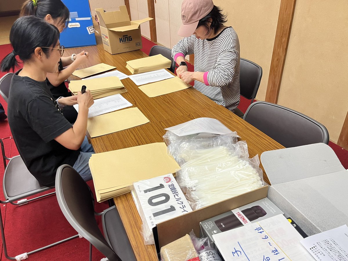 Pma1111's tweet photo. 今年も豪華な参加賞詰め始めました！
道路確認・ゼッケン参加賞詰め沢山の人が大会の準備をしてくれています💪

公式参加賞はトートにもなるサダxミネナップサック
かわいいね🫰
更に金券は去年から倍の500円x2としています
頂上でも下山後も使えるので下山袋に入れるのがオススメです！

#サダヒル https://t.co/Ovk0ecOwVR