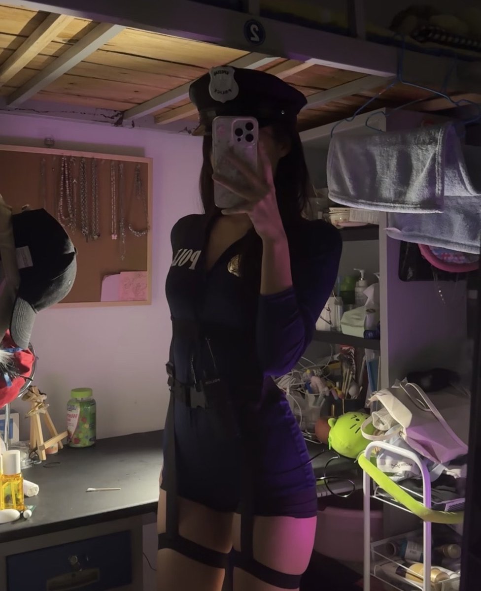 lynn55hl0's tweet photo. 国庆不想回家 在校玩Cosplay
有人想锐评一下我18的福��� 🥹   
看完不许瞎说，赶紧看，我要删了
1：看福
2：看🐻
3：全部都要 https://t.co/ZejYww0Ppy