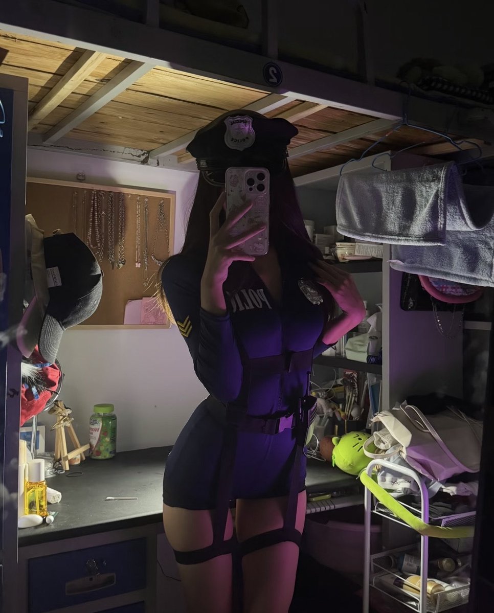 lynn55hl0's tweet photo. 国庆不想回家 在校玩Cosplay
有人想锐评一下我18的福��� 🥹   
看完不许瞎说，赶紧看，我要删了
1：看福
2：看🐻
3：全部都要 https://t.co/ZejYww0Ppy