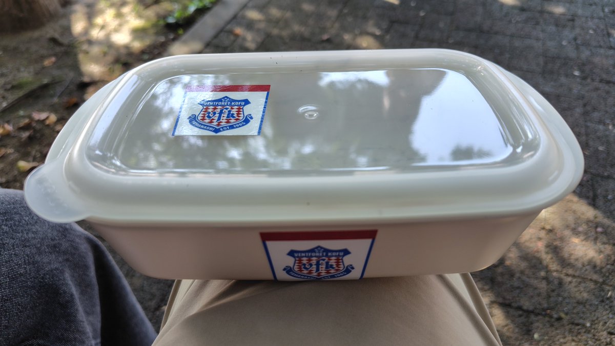 vfk2210's tweet photo. 今日のスタグルは、ロックのカレーとスペアリブ💙❤️
容器はリサイクル♻️で返します😄 https://t.co/glc3P8u8QN