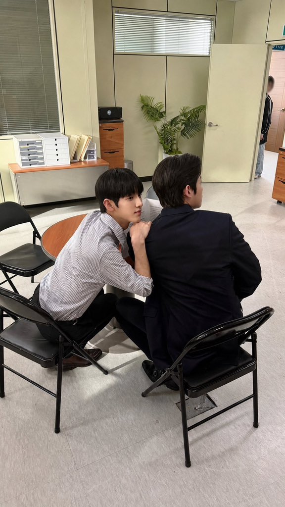 Lysiwoo's tweet photo. 벌써 검사의 제안 방영 100일입니다. 사건의 진실을 쫓아가는 과정 속, 인물이 겪었던 무게와 고민이 깊게 와닿았어요. 진심이 담긴 연��� 덕분에 더욱 몰입해서 볼 수 있었습니다.

#검제_윤식시우와_함께한_100일 
#100DaysTPPwithYOONSIKSIWOO https://t.co/Srjt128sX6