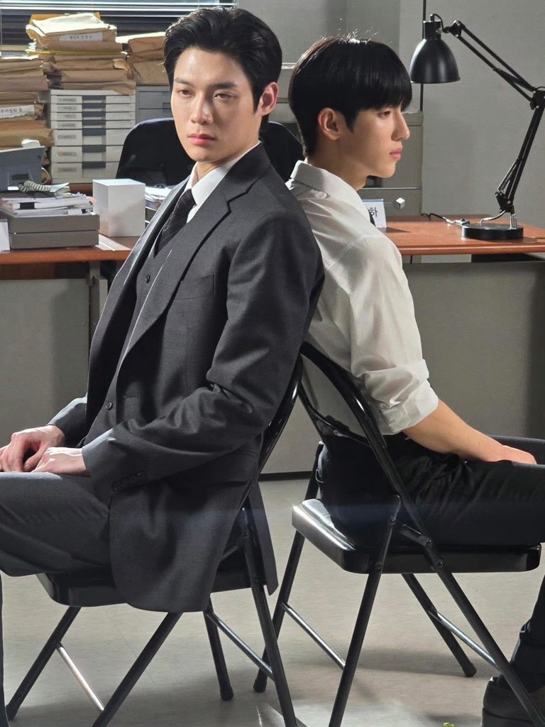 Lysiwoo's tweet photo. 벌써 검사의 제안 방영 100일입니다. 사건의 진실을 쫓아가는 과정 속, 인물이 겪었던 무게와 고민이 깊게 와닿았어요. 진심이 담긴 연��� 덕분에 더욱 몰입해서 볼 수 있었습니다.

#검제_윤식시우와_함께한_100일 
#100DaysTPPwithYOONSIKSIWOO https://t.co/Srjt128sX6