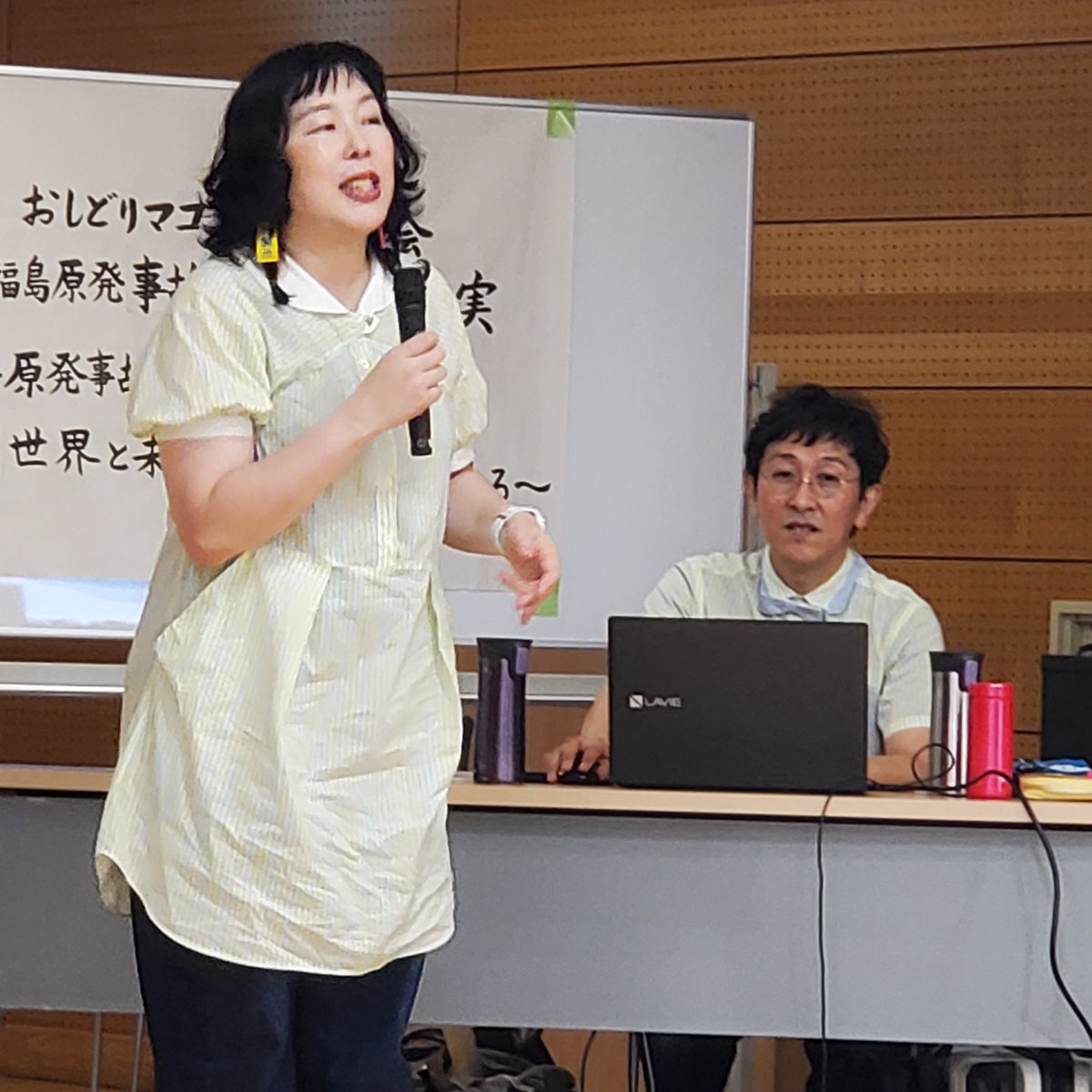 NonukesMitaka's tweet photo. 始まったよ～！おしどりマコさん・ケンさんの講演会！三鷹で2回目。

福島原発事故 15年目の真実
～原発事故も戦争も『黙認』は世界と未来の加害者になる～

会場  元気創造プラザ4階ホール(三鷹市)
資料代  500円
主催  三鷹アクション

マコさん、最初から飛ばす、飛ばす～ https://t.co/8BFPndo9nH