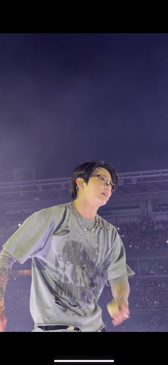 My_happinessBTS's tweet photo. De verdad que yo llegue a las 2 pm, sin tener soundcheck y alcancé a ver a los chicos así!!!! https://t.co/jvKO4NrSpY