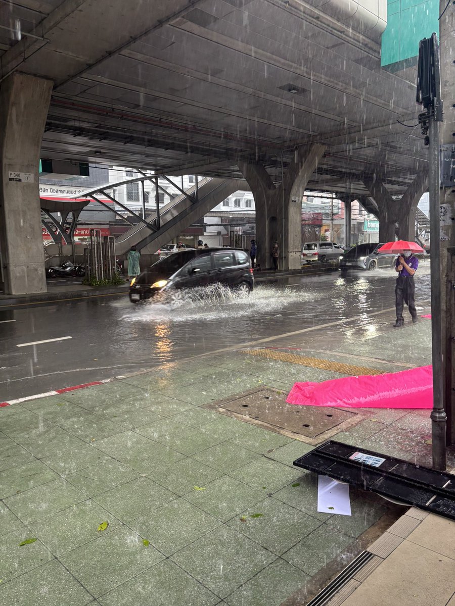 myunfaye_lee's tweet photo. คือโลกจะแตกยังว้ะ ฝนตกลมแรงมากกกกก สักพักชั้นกดบัตรยุคนตะโกนลูกเห็บตกๆออกมาฝนกตกไม่ถึงชั่วโมงน้ำเริ่มท่วมละอ่ะ ฮือ https://t.co/kZcx9PpMeI
