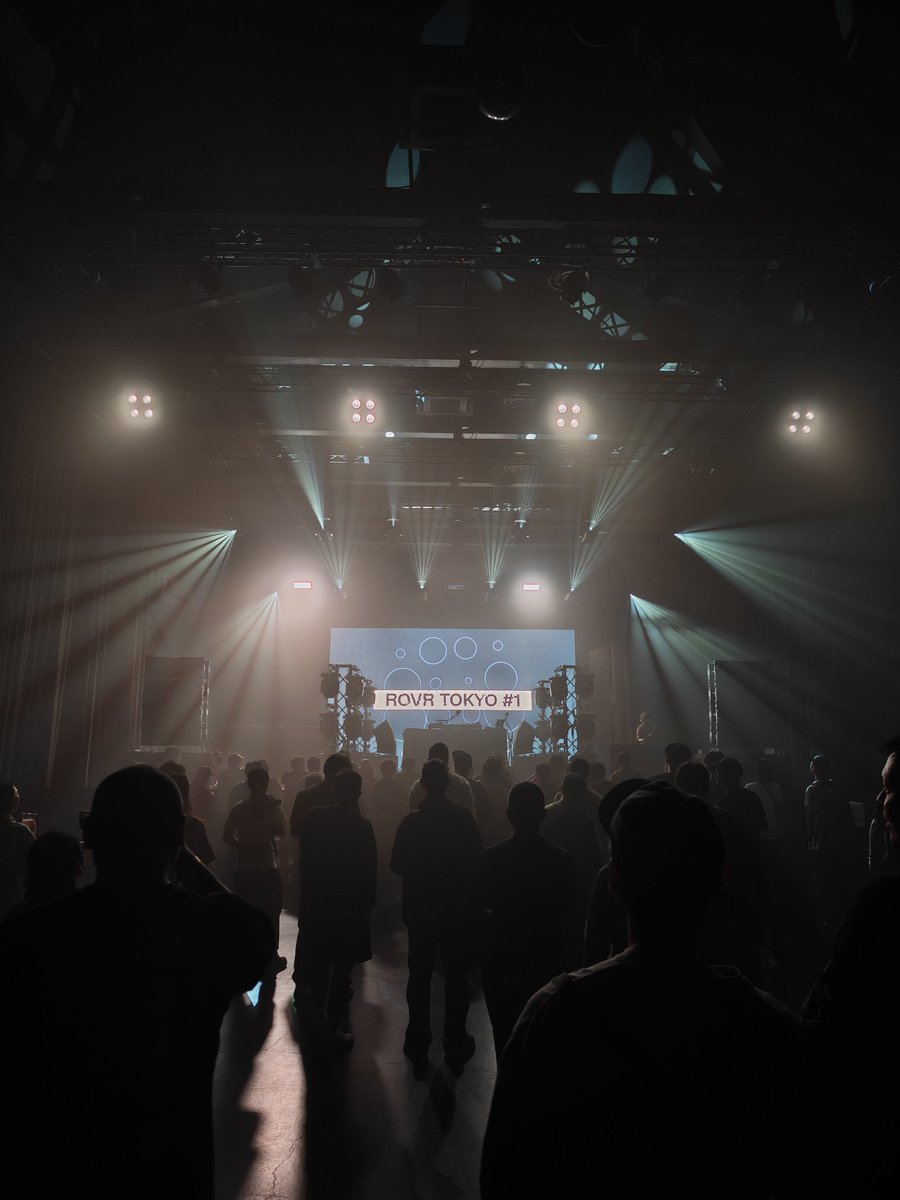 cuckoo138's tweet photo. ROVRイベントのフロア程よくコンパクト、このアーティスト群で無料！ https://t.co/74MQbsMCLb