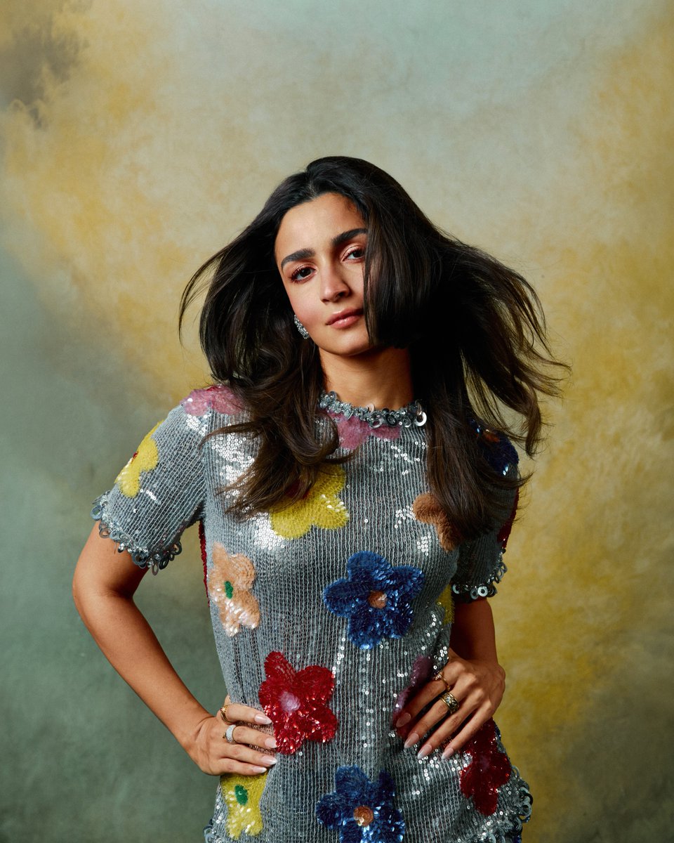 filmfare's tweet photo. #AliaBhatt clearly knows how to add a little sparkle to our weekend feed. ✨❤️

#celebs https://t.co/sWfR18rO3e
