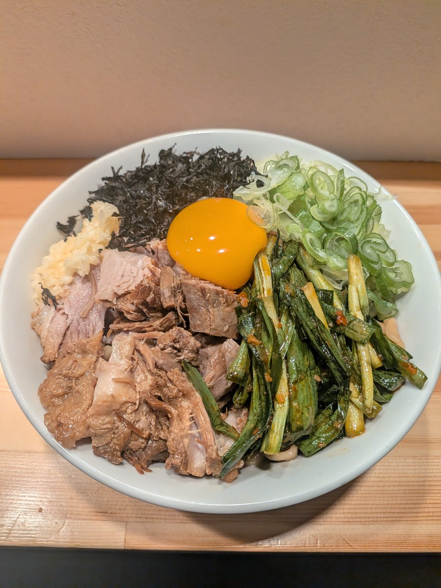 UNAGI_g's tweet photo. ヤマロク古川店
五目まぜそば

まだ注文してなかったメニューをチョイス。めちゃくちゃ具だくさん、甘いタレ、麺、具が絡むとめちゃ進む。
デフォが甘めで卵黄で更にマイルドなので、置いてるカエシや胡椒、唐辛子でパンチを強くしたほうが好み💪

#ラーメン 
#宮城ラーメン
#ヤマロク https://t.co/wVFj7xjNCP