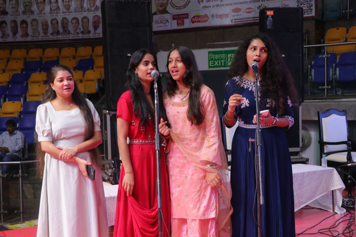 vaishykul's tweet photo. कविता और संगीत से सजी एक खूबसूरत शाम।✨ 

राष्ट्रीय कवि एवं प्रसिद्ध गायिका अनामिका जैन अम्बर और राष्ट्रीय कवि सौरभ जैन की शानदार प्रस्तुतियों ने कार्यक्रम में सांस्कृतिक रंग भर दिया। 🙏

#Vaishyakul #VaishyakulUday #Poetry #NewDelhi #IndiaEvents #NationalPoet #IndianArtists https://t.co/iC0pyDQDzI
