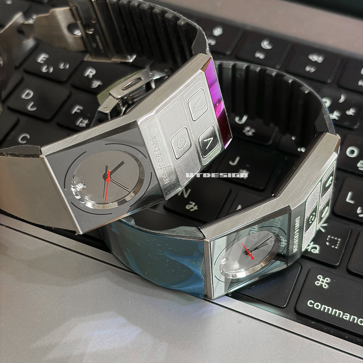utdesign's tweet photo. Bang &amp; Olufsenの腕リモ、Beo Watch。画像1枚目、上はステンのベルトの裏のボロボロに加水分解したウレタン部を採寸、モデリングしゴム系の3Dプリントで再生したもの。数年経ったけど意外と大丈夫。（の確認の為に久しぶりに出した）下は同文字板違いのNOSモデル。カッコイイ
https://t.co/xHTwz7LISk https://t.co/oKElWaSa5e