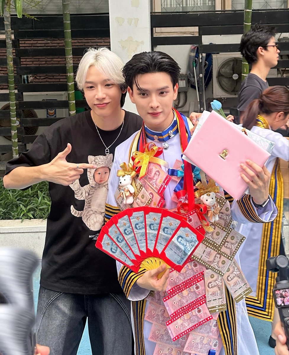 mamohyung's tweet photo. มะเน้กกับพี่ 03 น่ารักมากกก 🧑🏻‍🎓💐 เดี๋ยวเก๊าตามพี่ ๆ ไปน้า

#KHUNPOL #HEARTchuthiwat #NEXnattakit https://t.co/vAflrHipPn