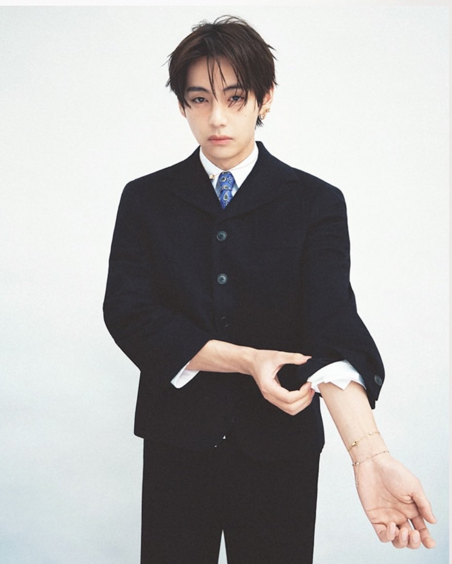 _BTSMoments's tweet photo. TAEHYUNG FOR CELINE (2)

(https://t.co/23cCHVWE9L)
TAEHYUNG X CELINE 
Été 2027 show
#CelineEte2027 
#VxCELINE https://t.co/mp47BMfuJO