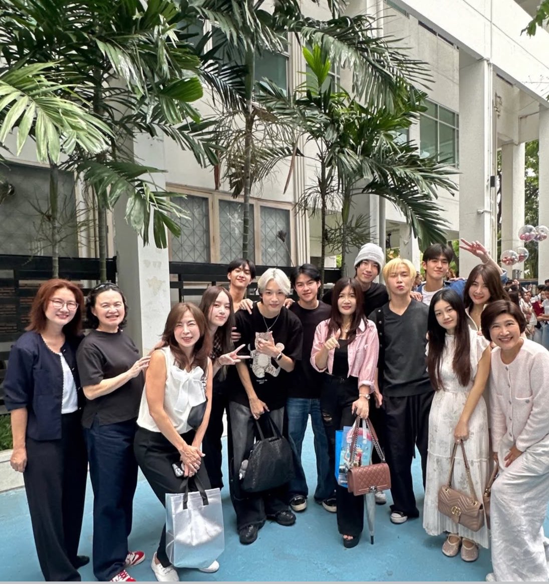 samayasamaying's tweet photo. น้องเปอร์ร่วมเฟรมกับแม่ๆ ครอบครัวบัสน่ารักจังเลย 🩷😊

#COPPERdechawat https://t.co/wIZ5GJ8nre