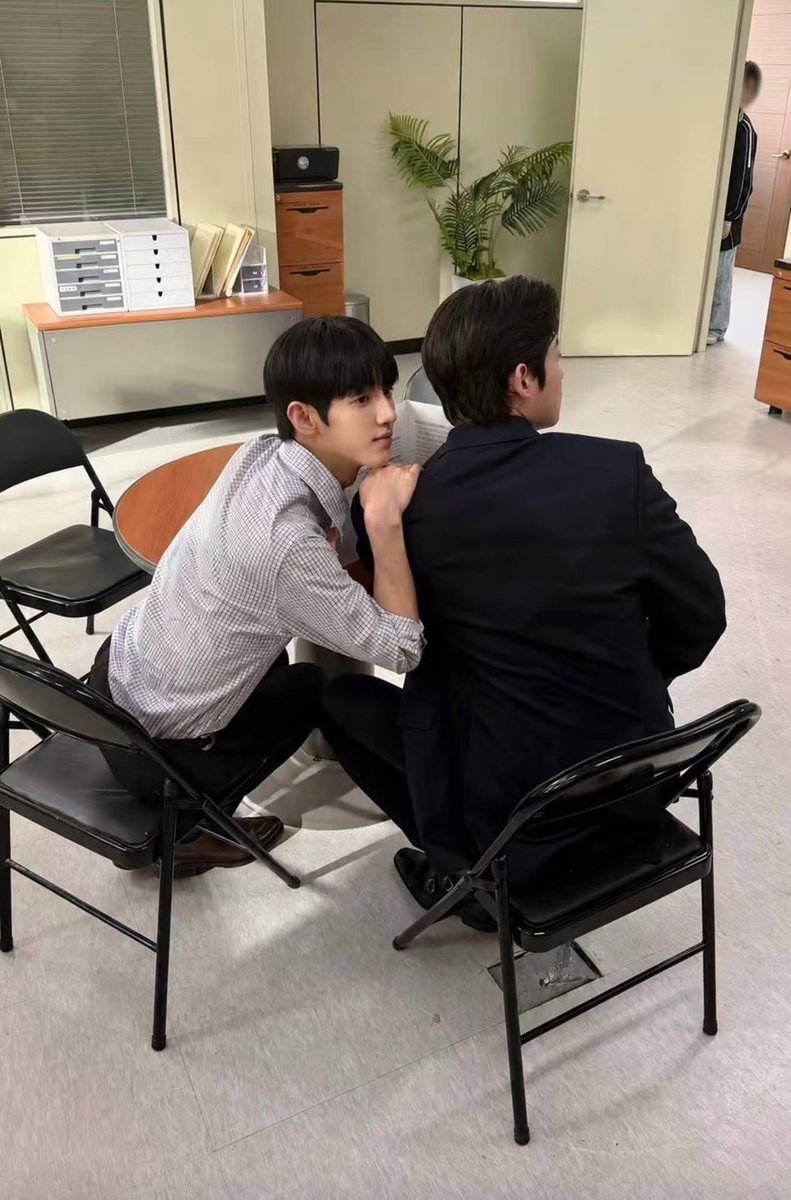 Liouse7's tweet photo. @itobzkmp 검사와 의뢰인을 질리지 않는 첫사랑처럼 연기해주셔서 감사해요. 두 분, 100일 축하해요💜🩵💛
 
#검제와_함께한_100일
#100DayswithTPP https://t.co/FodMMESbbJ