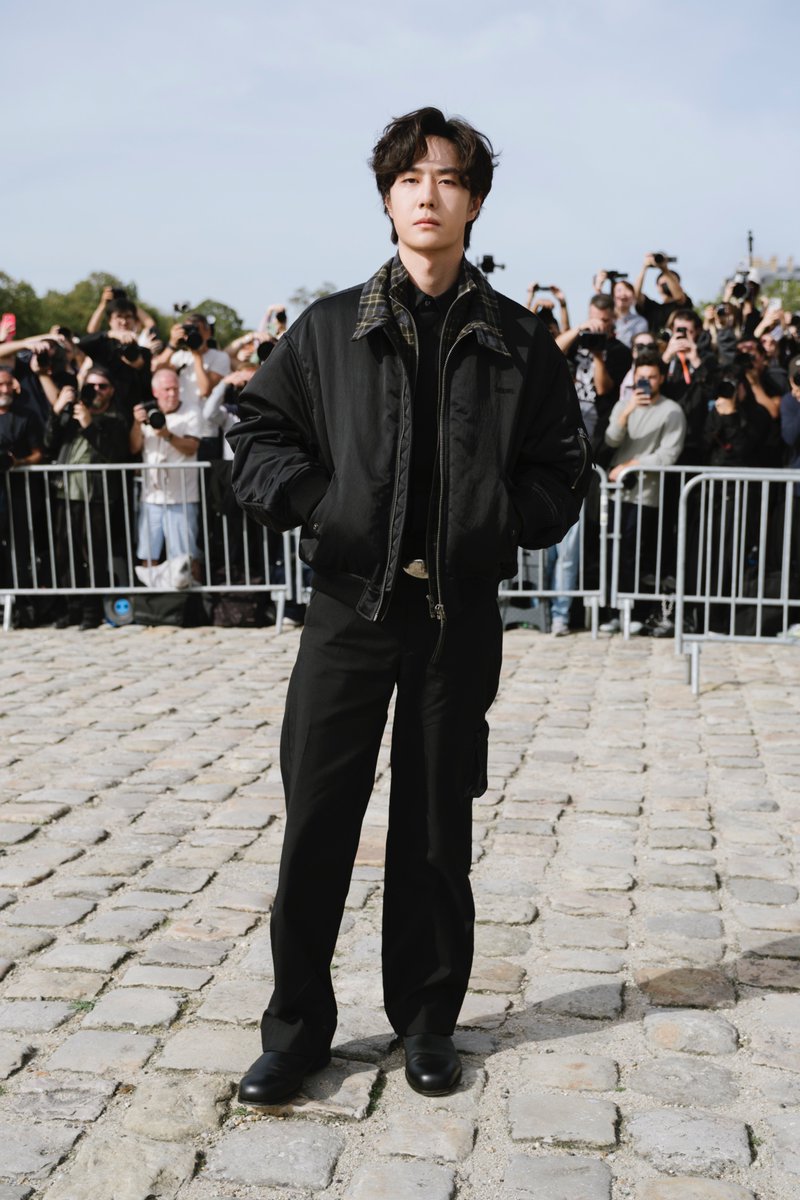 EverydaynewsTH's tweet photo. หล่อระดับพรีเมียม ส่งภาพ "Wang Yibo" Global Brand Ambassador ของ LOEWE มาในลุคแจ็กเก็ตสีดำสุดเท่ ขณะเข้าร่วมชมแฟชั่นโชว์ LOEWE คอลเลกชั่น Spring/Summer 2027 ณ กรุงปารีส ประเทศฝรั่งเศส ที่ผ่านมา

WANG YIBO AT LOEWESS27
#EVERYDAYth #WangYibo
#WangYiboPFWSS27xLoewe
#LOEWESS27 https://t.co/EeDxDwAdAl