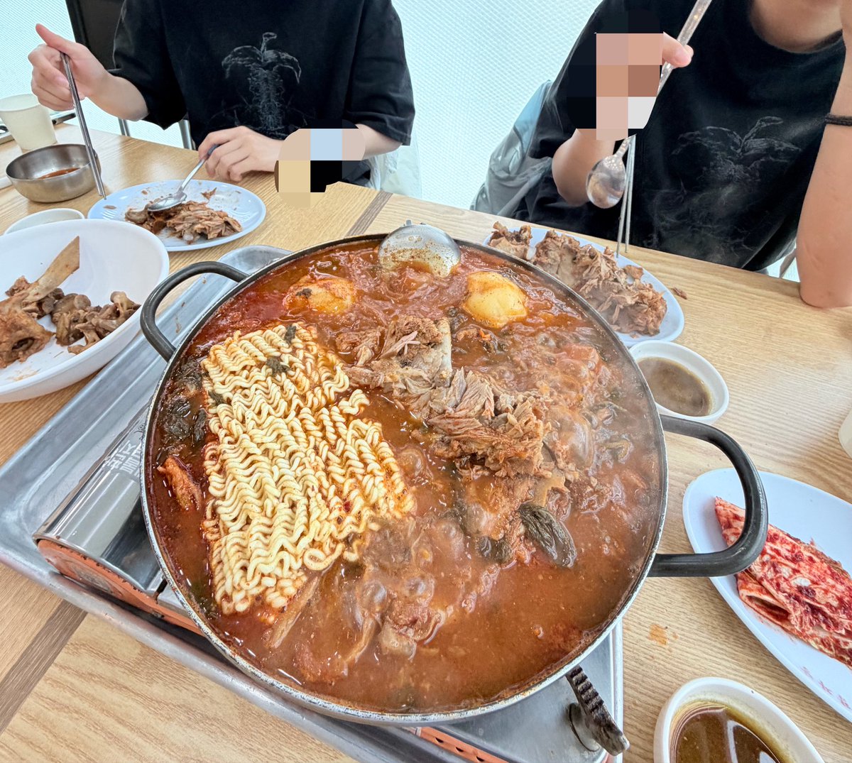 ldorusru's tweet photo. 이상한옷입은사람들이랑감자탕먹음 https://t.co/jCz497Epx0