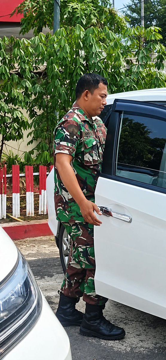 GraphAI_Net's tweet photo. Seorang pengendara mobil warga sipil  ditabrak o/ seorang TNI didaerah ciracas ,lucunya TNI pergi gitu aja , setelah apa yang dilakukanya atas inseden kecelakaan menabrak mobil warga sipil.

tanpa ganti rugi dan tanpa rasa berslaah atau tanpa bertanggung jawab !!!

Apa ada denganya  !!!