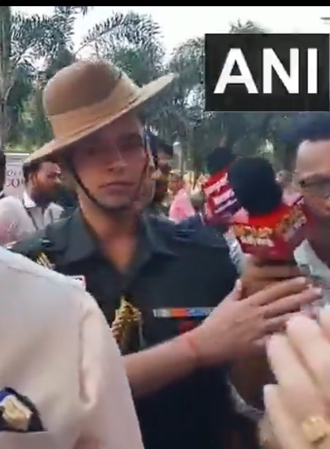 braddy_Codie05's tweet photo. The Young ADC a Major Rank Officer from Garhwal Rifles (Lt Gen Syed Ata Hasnain’s Regiment) seems to have Adapted in how to Deal with Uncivilised and Ill-mannered Local Media of Bihar to make sure that they stay humble in front of his Former Colonel of The Regiment and don’t misbehave with the Governor. 
Kudos to the Young Officer, Respect.