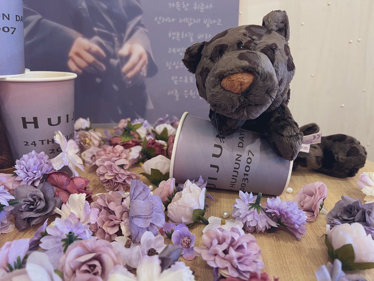 02mcnd27's tweet photo. ＿＿◣＿＿＿＿＿◢＿＿＿＿
  ᎻUᏐᎫUN 24ꭲꮋ Ᏼꭵꮢꭲꮋꭰꭿꭹ  
　paper cup event  🫧🐈‍⬛　
￣￣￣￣￣￣￣￣￣￣￣￣￣￣
昨日、飾りつけでちょっとした🫧ハプニングがあったんですがなんとか完成できてよかった。仕上がりどうでしょうか…お花が結構気に入ってます(実は黒猫ではないんですよねー…今年も幸せなHUIJUN day過ごしましょうね🤍

#MCND #HUIJUN #휘준 #フィジュン