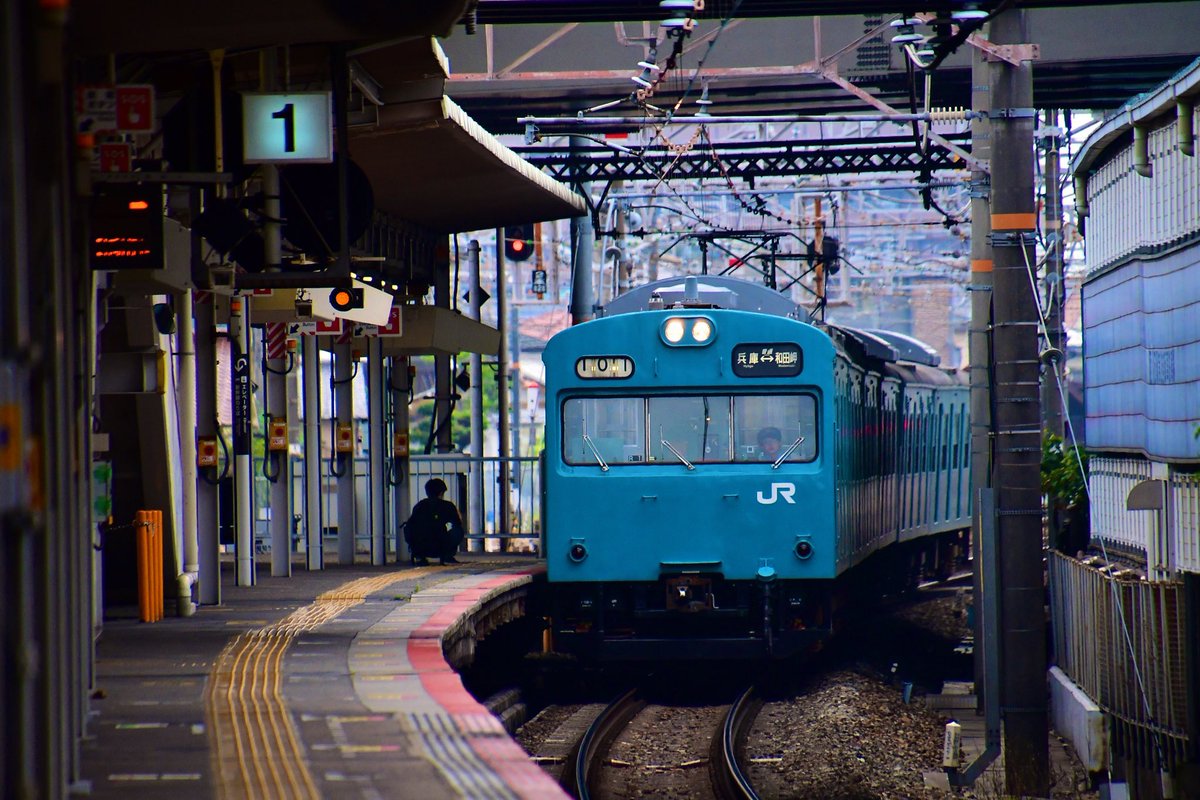 rixyou007's tweet photo. 関西圏だけど日常の存在だった
和田岬線の103が記憶に深いです
電化から引退まで常に見続けてきただけに
今も沿線に居ると走ってくるのでは？
と思う事が、、、、 https://t.co/9mLo7Yv57h