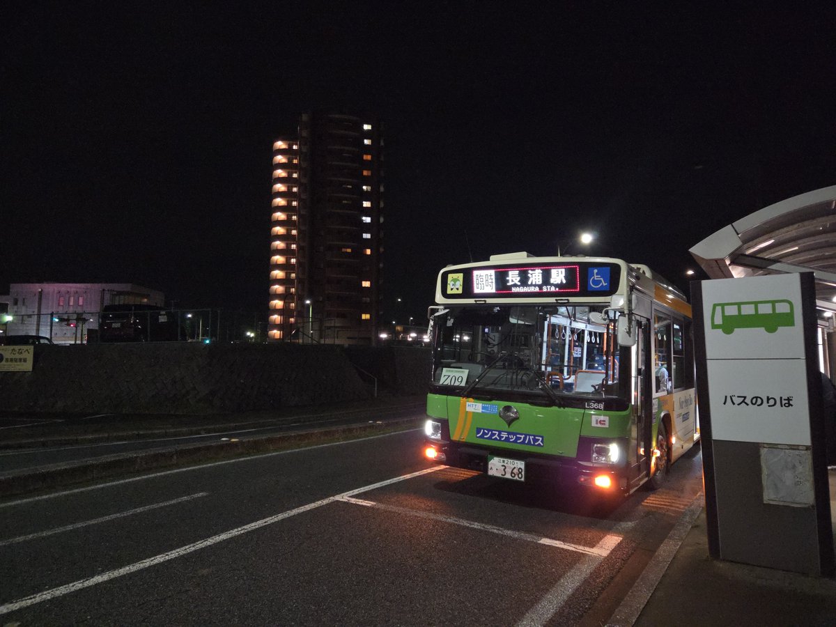 lovearth's tweet photo. 東京都交通局運行の姉ヶ崎駅〜長浦駅間臨時直行バス、18時台の最終便模様にお邪魔すると 一定の立客を乗せる程度の乗車率でこの迅速な運行の意義を感じつつ 逆に言えばその程度、鉄道代行バスとて やはりネットワーク性と運行頻度・時間帯が確保されてこそ真価を発揮するのだなとも痛感したのでした。 https://t.co/p05XwjePKP