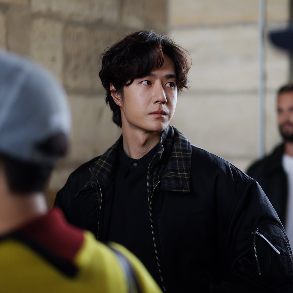 EverydaynewsTH's tweet photo. หล่อระดับพรีเมียม ส่งภาพ "Wang Yibo" Global Brand Ambassador ของ LOEWE มาในลุคแจ็กเก็ตสีดำสุดเท่ ขณะเข้าร่วมชมแฟชั่นโชว์ LOEWE คอลเลกชั่น Spring/Summer 2027 ณ กรุงปารีส ประเทศฝรั่งเศส ที่ผ่านมา

WANG YIBO AT LOEWESS27
#EVERYDAYth #WangYibo
#WangYiboPFWSS27xLoewe
#LOEWESS27 https://t.co/EeDxDwAdAl